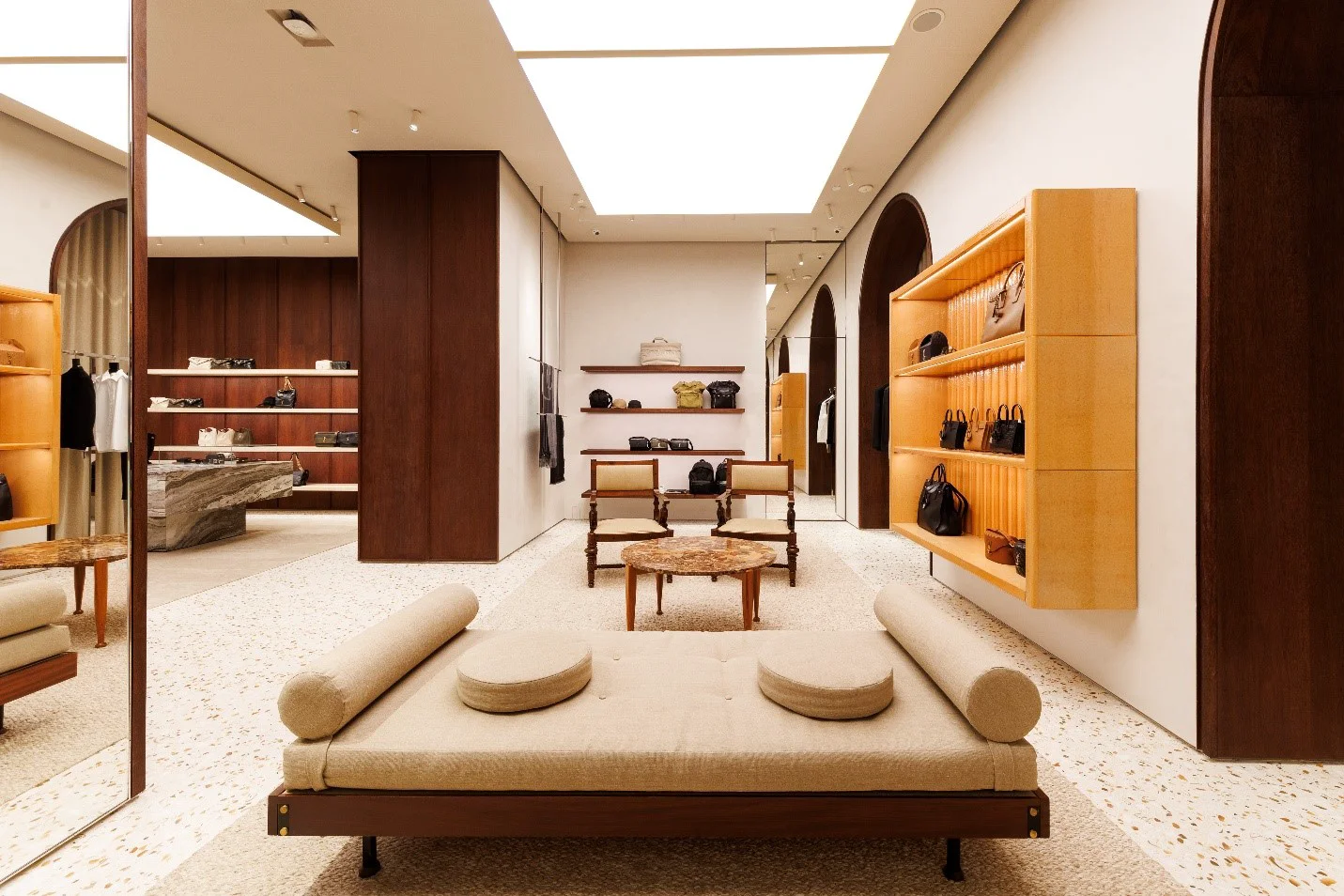 Ảnh có chứa trong nhà, đồ đạc, thiết kế nội thất, sànNội dung do AI tạo ra có thể không chính xác.